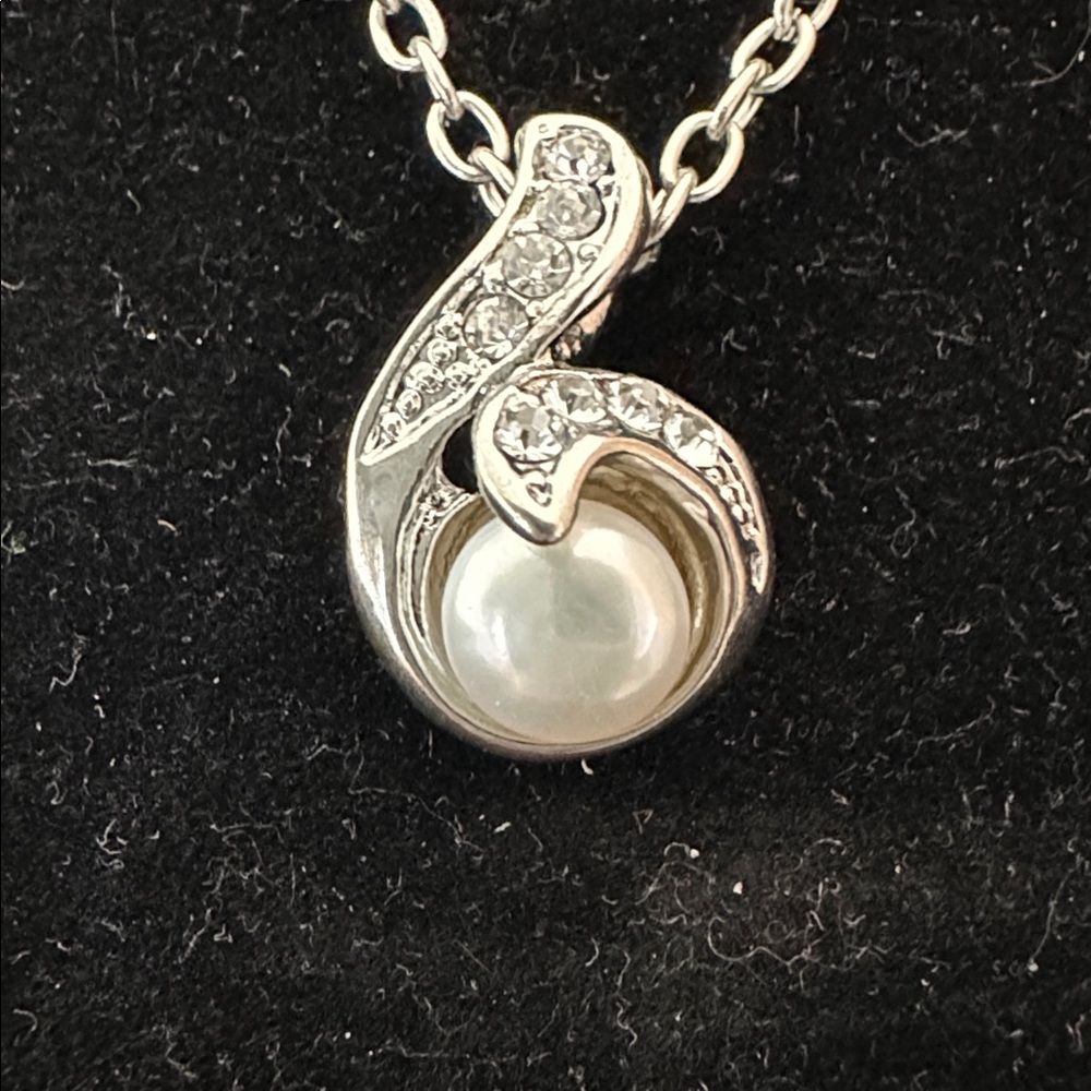 Silvertone & faux pearl, CZ stones EUC necklace, bracelet/anklet & earrings set. - Picture 3 of 7